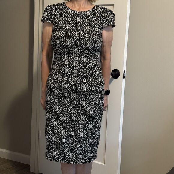 Betsey Johnson Black Gray Medallion Cap Sleeve Knit Sheath Dress Size 8 Stretch - Picture 4 of 10